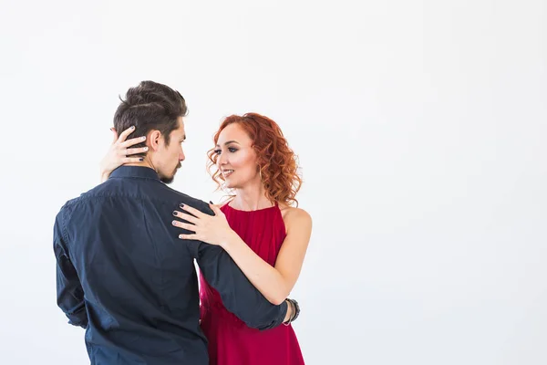 Романтичний, соціальний танець, концепція людей - пара танцює баната в студії, чоловік обнімає жінку зі спини. Фон з пробілом для копіювання — стокове фото
