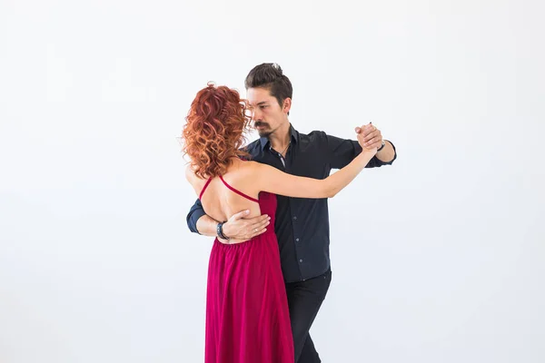 Romântico, dança social, conceito de pessoas - casal dançando a salsa ou kizomba ou tango no fundo branco — Fotografia de Stock