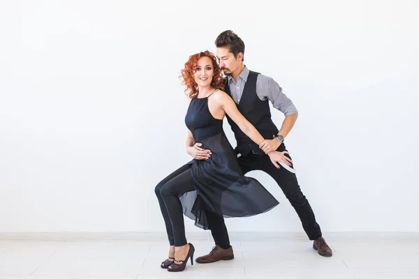 Dança social, kizomba, tango, salsa, conceito de pessoas - belo casal bachata dançante em fundo branco com espaço de cópia — Fotografia de Stock