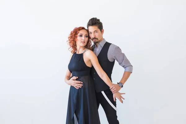 Dança social, kizomba, tango, salsa, conceito de pessoas - belo casal bachata dançante em fundo branco com espaço de cópia — Fotografia de Stock