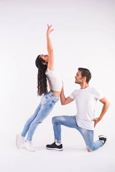 Salsa, kizomba e bachata dançarinos em fundo branco. Conceito de dança social — Fotografia de Stock