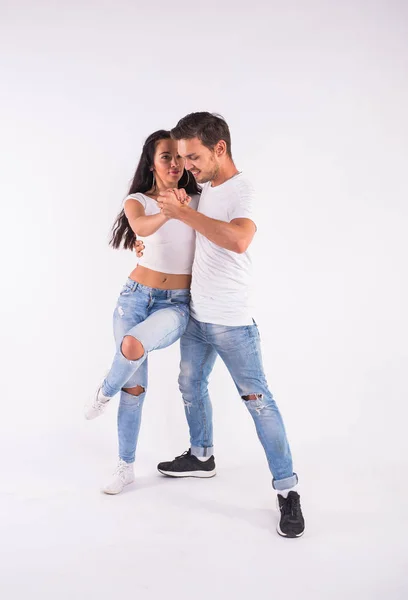 Pareja apasionada bailando social danse kizomba o bachata o semba o taraxia sobre fondo blanco — Foto de Stock