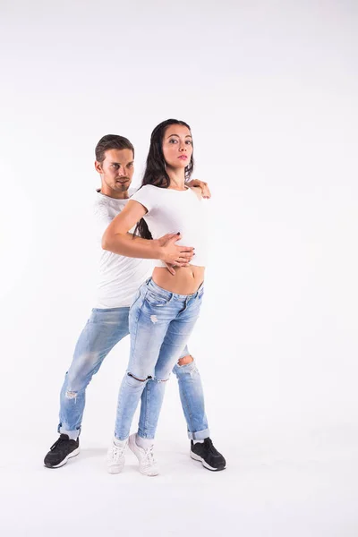 Passie paar sociale danse kizomba of bachata of semba of taraxia dansen op witte achtergrond — Stockfoto