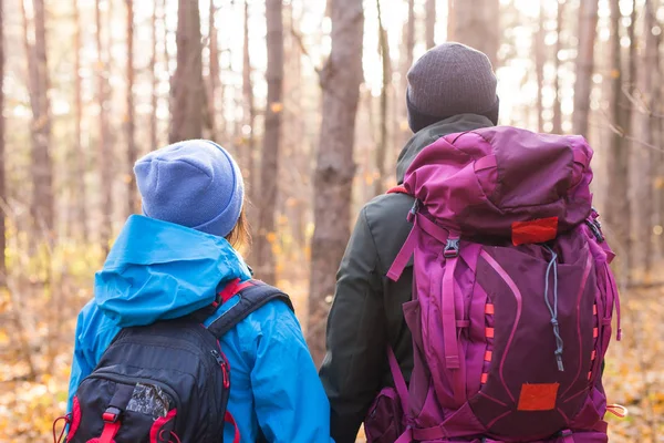 Avontuur, reizen, toerisme, wandeling en mensen concept - paar wandelen met rugzakken over natuurlijke achtergrond, achteraanzicht — Stockfoto