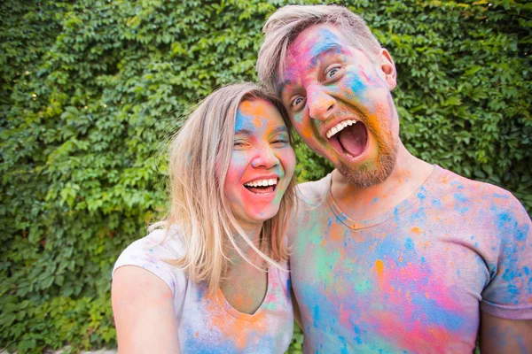 ホーリーと技術コンセプト - 祭で selfie を作る若いカップルのお祭り — ストック写真