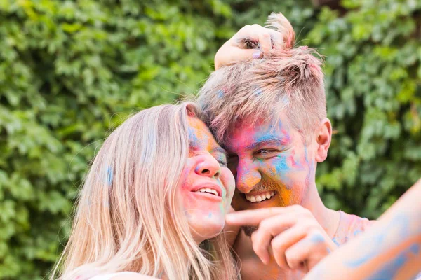 축제 holi, 사람들 개념-화려한 더러운 옷에서 젊은 부부 복용 selfie — 스톡 사진