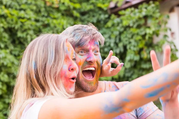 휴일과 holi, 사람들 개념-여자와 남자 부시 backgrund selfie 인계 그려진 얼굴 — 스톡 사진