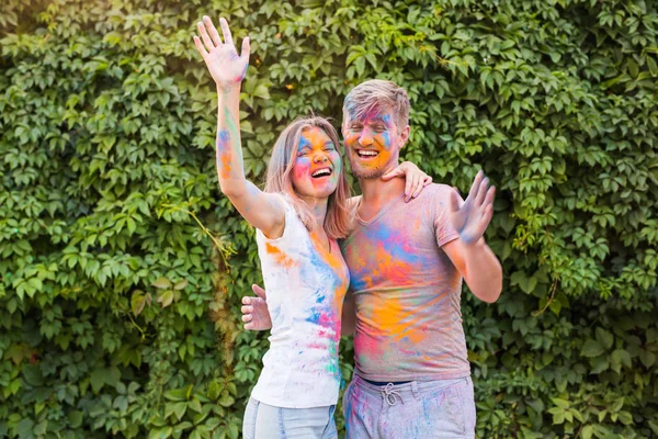 우정, holi, 사람들 개념-색상의 holi 축제에서 놀고 하는 젊은 커플의 축제 — 스톡 사진