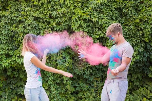 Festival Holi, dostluk - renkli holi Festivali'nde oynayan genç insanlar — Stok fotoğraf