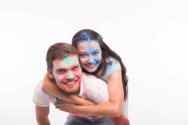 假日, holi 和人概念-愉快的夫妇有乐趣在油漆覆盖在白色背景 — 图库照片