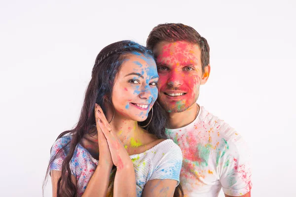 Holi, 우정-색상 흰색 배경에 holi의 축제에서 놀고 하는 젊은이 들의 축제 — 스톡 사진