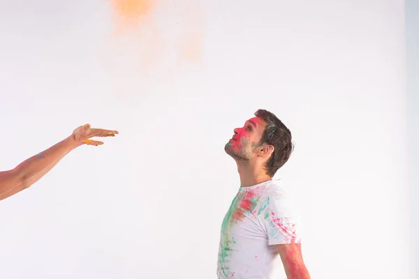 Festivalen holi, vänskap - ungdomar leker med färger på festivalen Holi på vit bakgrund — Stockfoto