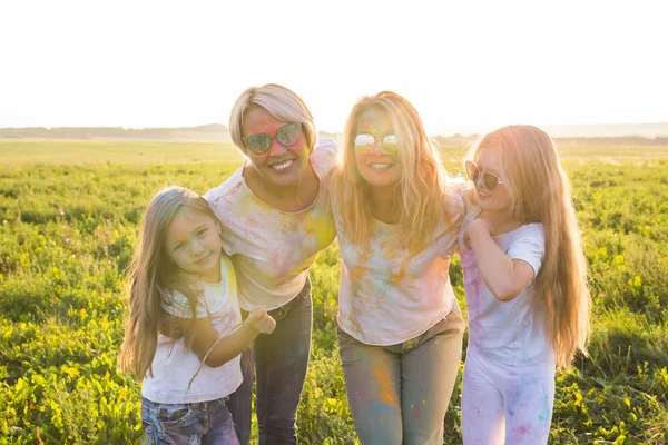 Festival de holi, concepto de personas - Grupo de jóvenes divirtiéndose al aire libre —  Fotos de Stock