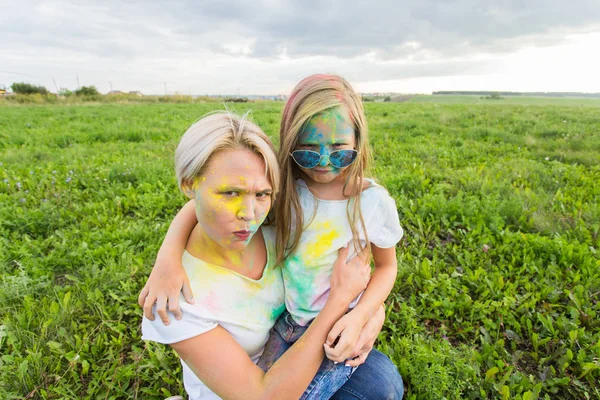 행복, Holi 축제와 공휴일 개념-두 젊은 여자 및 소녀 holi 축제에 재미 — 스톡 사진