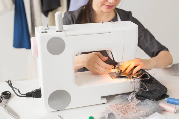 人和时尚概念-年轻的裁缝妇女缝制衣服缝纫机 — 图库照片