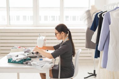 insanlar, terzi, terzi, moda ve showroom konsept - genç moda tasarımcısı onu showroom