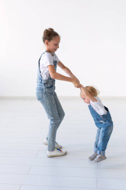 Aile ve sevgi kavramı - iki kız beyaz arka plan üzerinde iyi eğlenceler