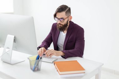 Illustrator, tasarımcı ve teknoloji kavramı - sakallı bilgisayar üzerinde yan görünümü yakışıklı adam