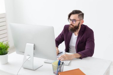 kişi, tasarım ve stil kavramı - grafik tasarımcı tablet bilgisayarda çalışarak yeni Proje çizimi