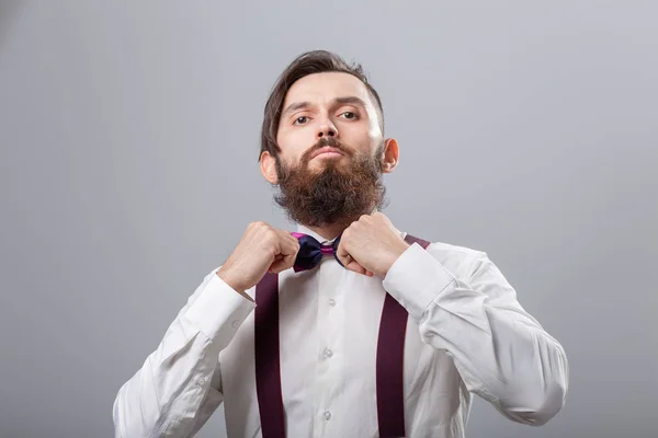 Gente, elegante y concepto de moda Atractivo hombre hipster barbudo posando sobre fondo gris — Foto de Stock