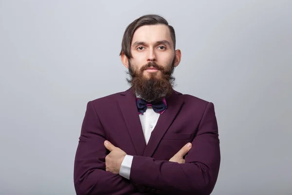 Gente, elegante y concepto de moda Atractivo hombre hipster barbudo posando sobre fondo gris — Foto de Stock