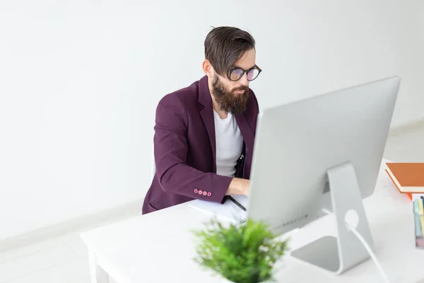 Concepto de personas y tecnología - El hombre se sienta y trabaja en el ordenador — Foto de Stock