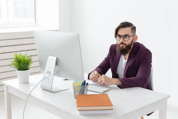 Concepto de personas, diseñador y tecnología - Artista trabajando en el ordenador — Foto de Stock