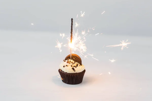 食物、党和假日概念-生日纸杯蛋糕与火花在白色背景 — 图库照片