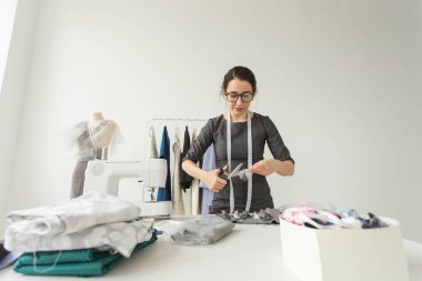 insanlar, moda ve showroom konsept - genç moda tasarımcısı onu showroom