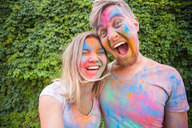 Festival holi, insanlar kavramı - genç çift alarak selfie renkli kirli giysileri