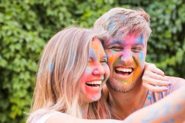 Tatil, bayram ve insanlar kavramı - kadın ve erkek selfie bush backgrund alarak boyalı yüzler ile