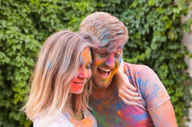 Festival holi ve teknoloji kavramı - genç çift selfie festivalde yapma