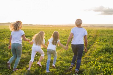 Aile, yaz ve tatil kavramı - grup kadın ve kızların yeşil alanına gidiyor