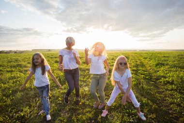 Tatil, yaz ve eğlenceli kavram - bir grup insan holi Festival alanında dans