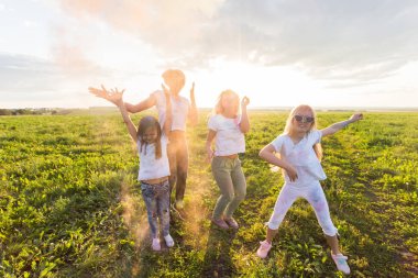 Eğlenceli, renkleri, Hint tatil ve insanlar kavramı - kadın gençler eğleniyor holi festival
