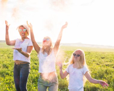 Tatil, yaz ve eğlenceli kavram - bir grup insan holi Festival alanında dans