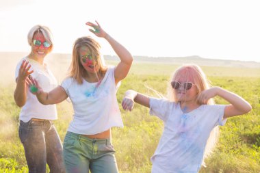 Tatil, yaz ve eğlenceli kavram - bir grup insan holi Festival alanında dans