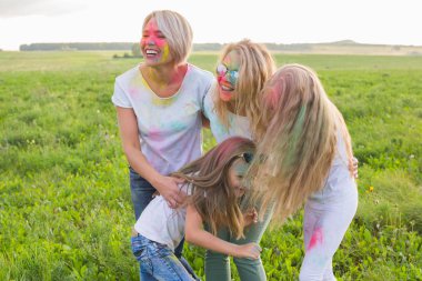 Tatil, yaz ve eğlenceli kavram - bir grup insan holi Festival alanında dans