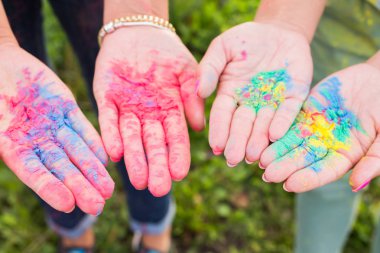 Tatil, festival holi ve aile kavramı - Palms gençlerin doğa arka plan üzerinde farklı renklerde kaplı
