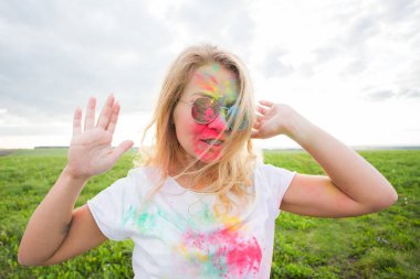 Holi Festivali ve insanlar kavramı - renkli niteliğine mutlu kadın