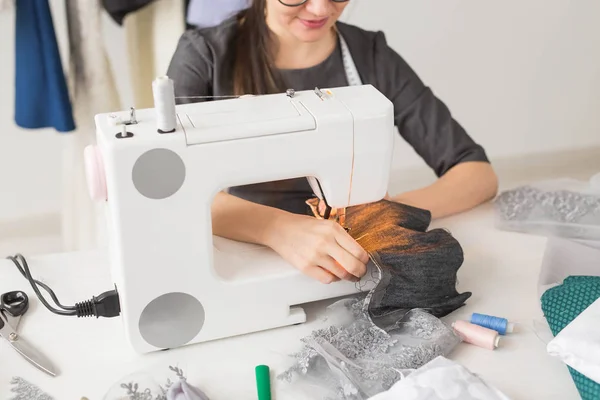 Les gens, le tailleur et le concept de la mode - gros plan du créateur de mode dans des lunettes assis à une table — Photo