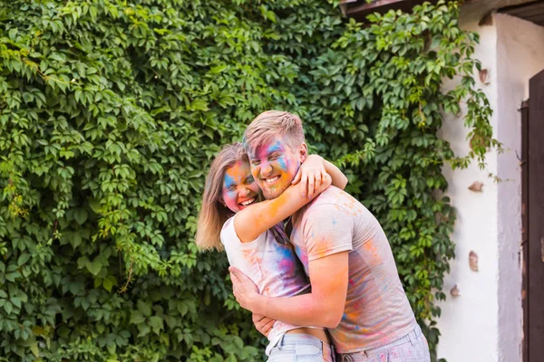 Festival de holi, amistad - jóvenes jugando con colores en el festival de holi — Foto de Stock