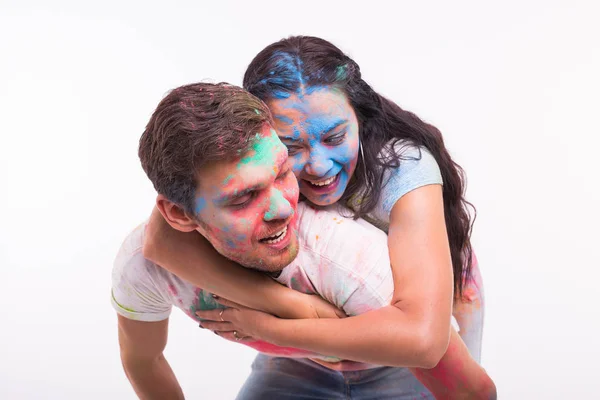 Festival de holi, amizade - jovens brincando com cores no festival de holi no fundo branco — Fotografia de Stock