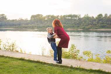 Annelik ve çocuk kavramı - oğlu anneler kollarına çalışır