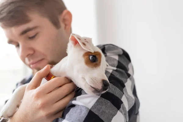 Mutlu adam Jack Russell Terrier köpek tutan kişi ve evde beslenen hayvan kavramı - kapat — Stok fotoğraf