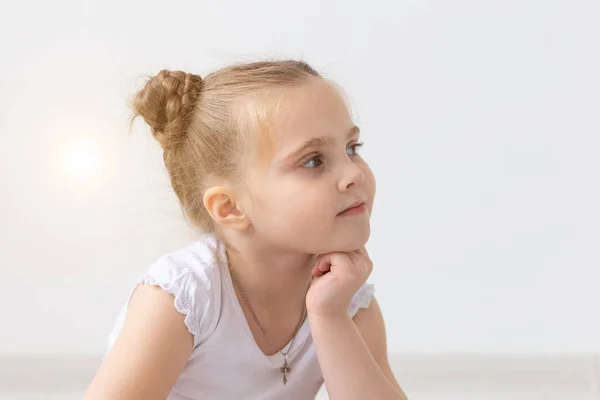 Barn och kids concept - porträtt av vackra lilla barn flicka hålla hakan å och tittar upp — Stockfoto