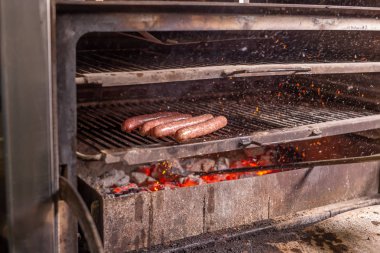 Yemek, lezzetli ve et yemekleri kavramı - Barbekü üzerinde hazırlanan at sosis