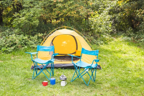 Concepto naturaleza, turismo y aventuras - Tienda naranja en el bosque con ambiente acogedor —  Fotos de Stock