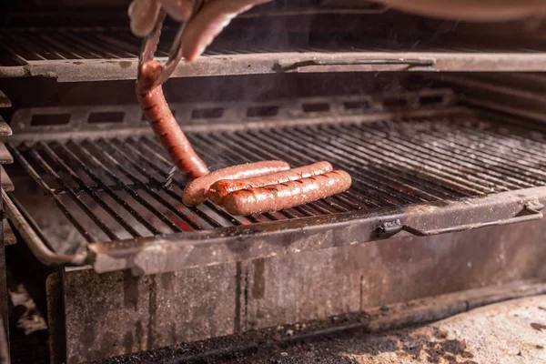 Comida, delicioso y artesanal concepto salchicha a la parrilla a la parrilla en llamas — Foto de Stock