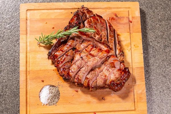 Comida, delicioso, carne de cavalo e conceito de artesanato - porção de bife grelhado — Fotografia de Stock